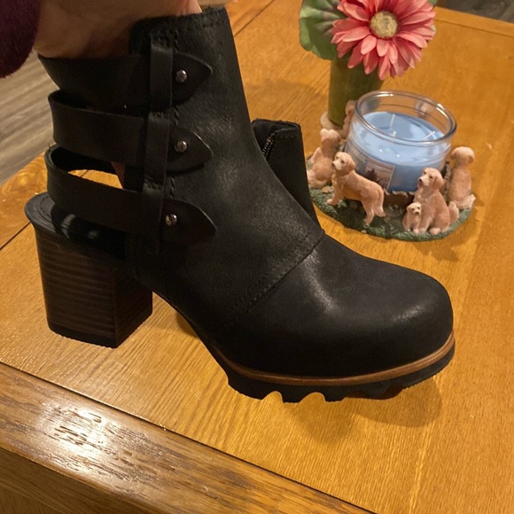 Sorel booties with detailed open back - Picture 2 of 6